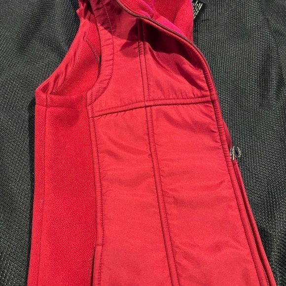 E studio deep red vest - Picture 5 of 7